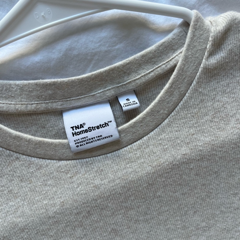 TNA homestretch tee in Light Beige
